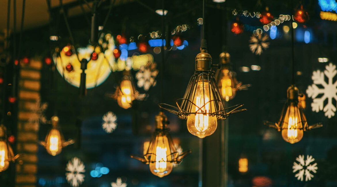 Décorez sans dépenser : Comment illuminer votre maison à Noël sans surcharger la facture ?