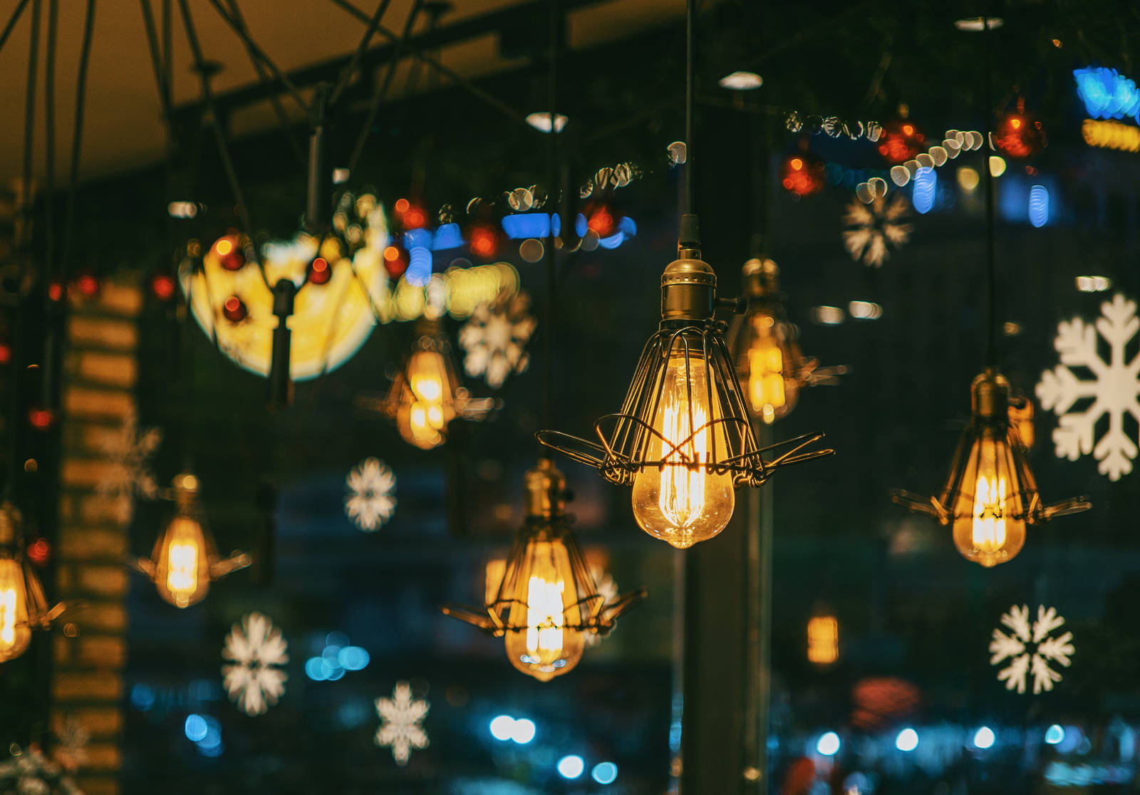 Décorez sans dépenser : Comment illuminer votre maison à Noël sans surcharger la facture ?