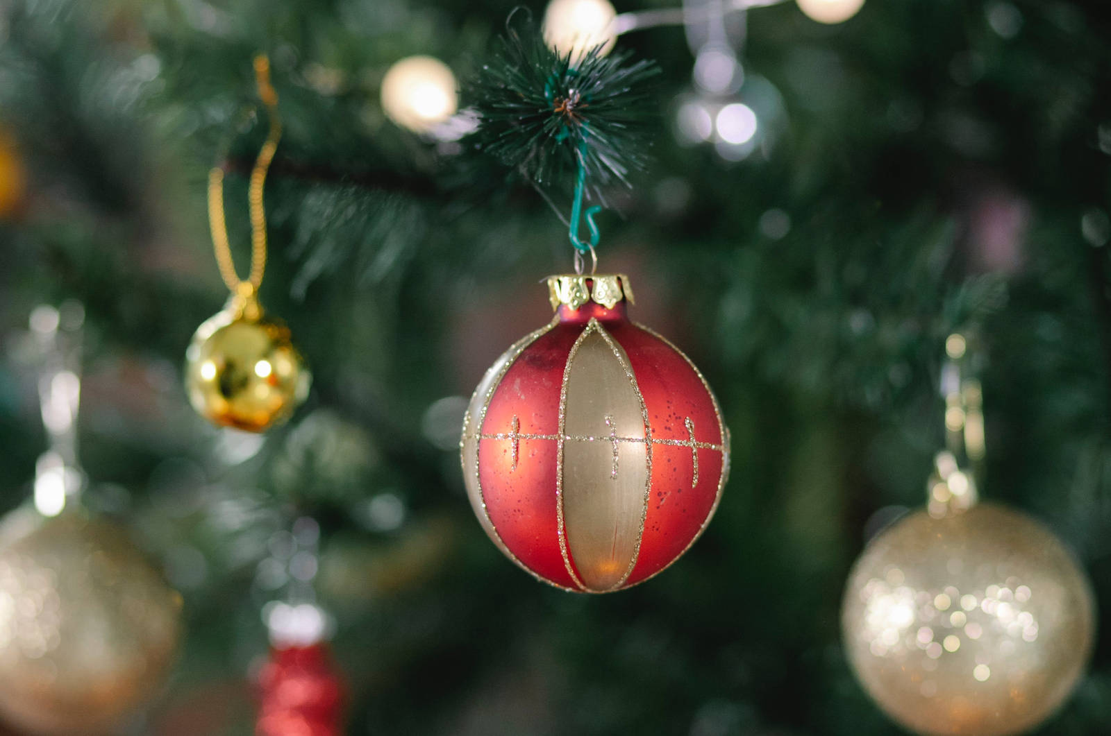 Sublimer votre sapin de Noël : Lumières, Positionnement et Accessoires