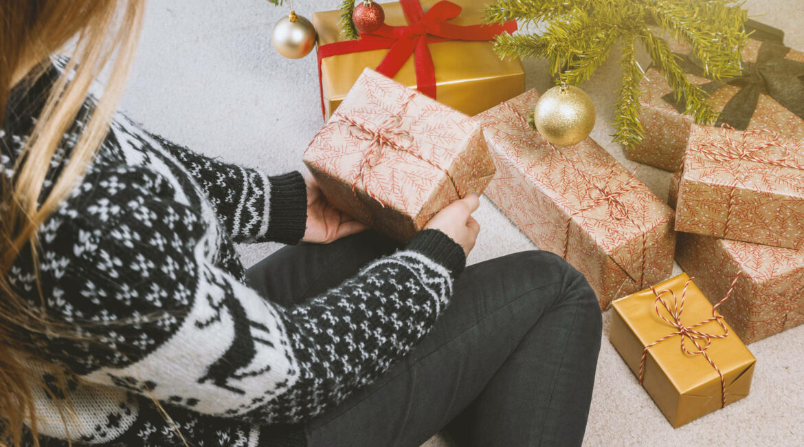 Choisir un cadeau de Noël pour les relations compliquées : Guide de survie